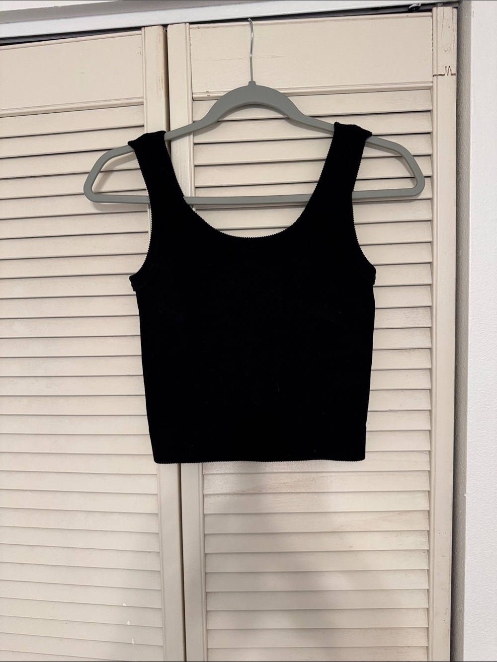 Zenana Outfitters Black Ribbed Scoop Crop Tank